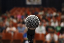 mic_and_audience_250